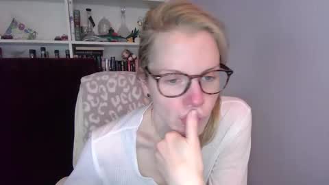 holly_bourbon online show from March 3, 8:37 pm