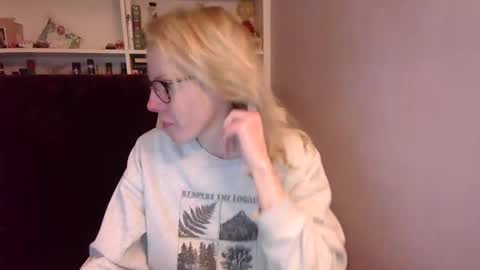 holly_bourbon online show from March 6, 12:07 am