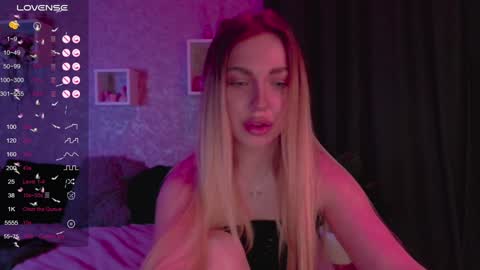 holly_molly8 online show from February 6, 11:15 pm