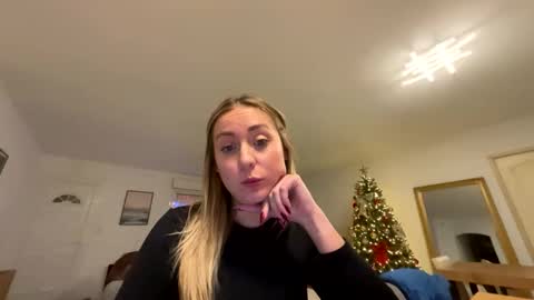 Snapshot of hollyandelon chatting on December 4, 11:02 pm hollyandelon online show from December 4, 11:02 pm