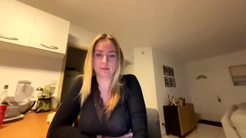 Snapshot of hollyandelon chatting on January 13, 11:43 pm hollyandelon online show from January 13, 11:43 pm