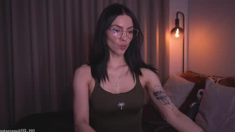 Holly Linder online show from April 7, 1:28 am