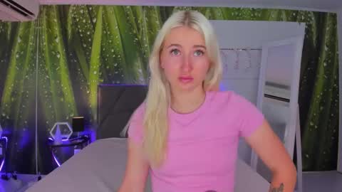 Snapshot of hollytaillor chatting on September 19, 5:20 am HollyTaillor online show from September 19, 5:20 am