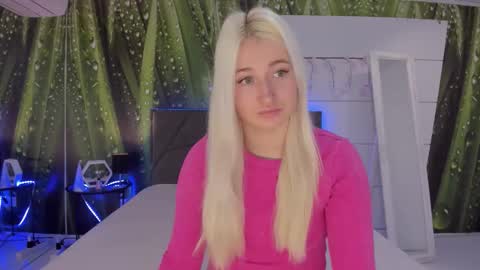 HollyTaillor online show from April 1, 5:30 am