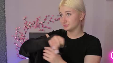 HollyTaillor online show from April 11, 12:31 pm