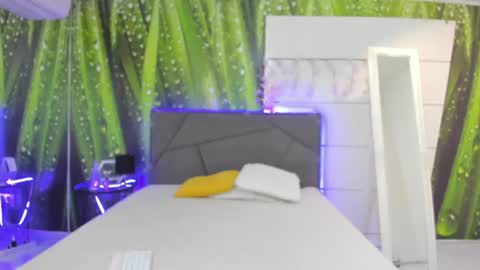 Snapshot of hollytaillor chatting on June 30, 5:41 am HollyTaillor online show from June 30, 5:41 am