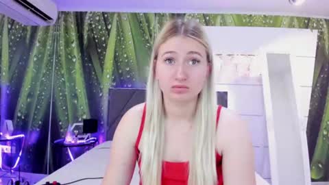 Snapshot of hollytaillor chatting on July 7, 5:32 am HollyTaillor online show from July 7, 5:32 am