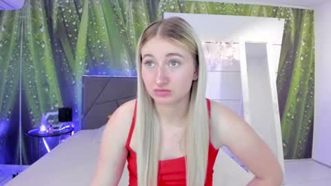 Snapshot of hollytaillor chatting on July 19, 5:33 am HollyTaillor online show from July 19, 5:33 am