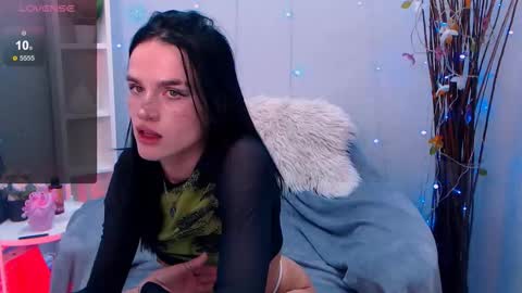 Snapshot of holy_girl_x chatting on October 13, 2:00 am Holy girl online show from October 13, 2:00 am
