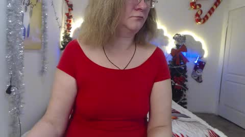 holymilfa online show from December 11, 7:42 am