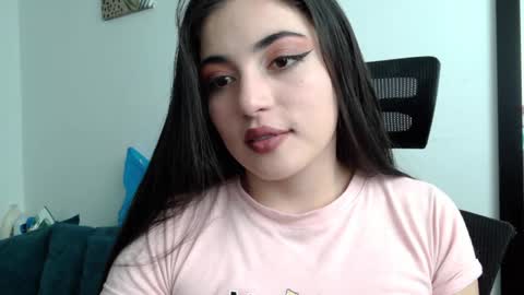 Snapshot of honey_aynur chatting on December 3, 7:33 pm Honey Aynu online show from December 3, 7:33 pm