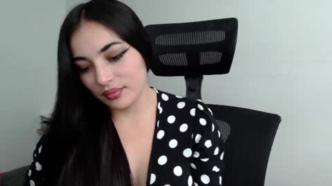 Snapshot of honey_aynur chatting on January 5, 9:47 pm Honey Aynu online show from January 5, 9:47 pm