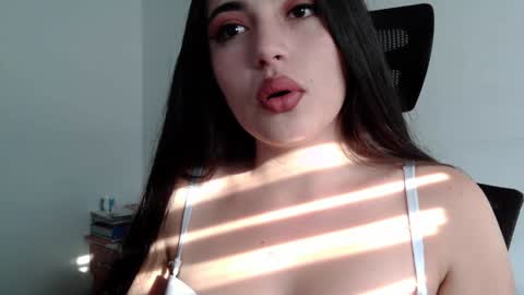 Snapshot of honey_aynur chatting on January 17, 9:50 pm Honey Aynu online show from January 17, 9:50 pm