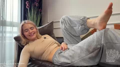 Snapshot of honey_sunshine chatting on April 17, 9:01 am Jenyanew vid how I squirt in forest in bio online show from April 17, 9:01 am