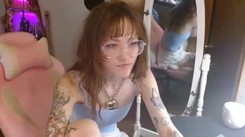 Snapshot of honeybeexo333 chatting on November 17, 6:46 pm Honey Bee online show from November 17, 6:46 pm