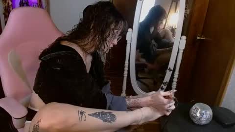 Snapshot of honeybeexo333 chatting on November 19, 5:24 pm Honey Bee online show from November 19, 5:24 pm