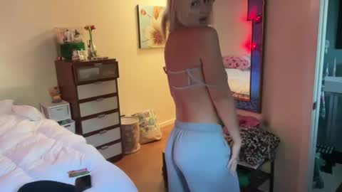 Snapshot of honeybun_z chatting on February 9, 6:26 pm honeybun_z online show from February 9, 6:26 pm