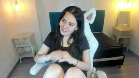Snapshot of honeybuu_ chatting on July 2, 2:23 pm Emily online show from July 2, 2:23 pm