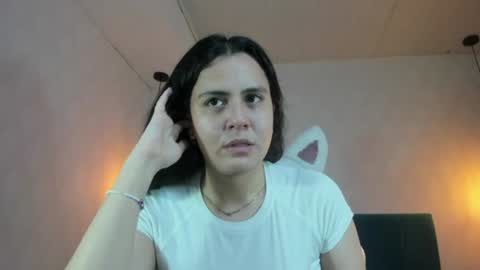 Snapshot of honeybuu_ chatting on July 20, 2:41 pm Emily online show from July 20, 2:41 pm