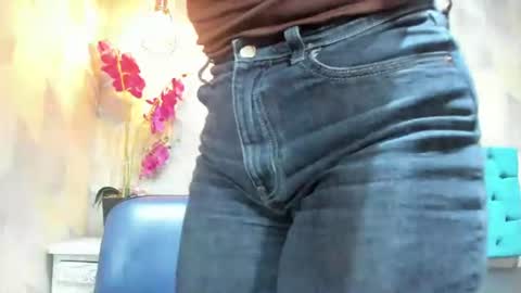 Snapshot of honeybuu_ chatting on July 28, 4:39 pm Emily online show from July 28, 4:39 pm