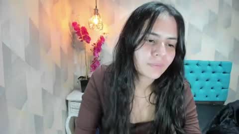 Snapshot of honeybuu_ chatting on July 28, 6:20 pm Emily online show from July 28, 6:20 pm