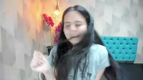 Snapshot of honeybuu_ chatting on July 28, 7:39 pm Emily online show from July 28, 7:39 pm