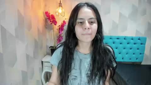 Snapshot of honeybuu_ chatting on July 28, 8:52 pm Emily online show from July 28, 8:52 pm