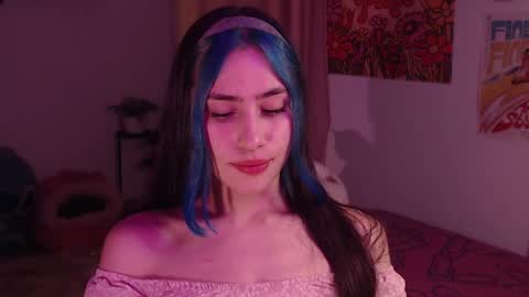 Snapshot of honeyypeaach chatting on December 4, 11:24 pm    online show from December 4, 11:24 pm