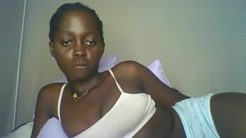 Snapshot of hornybella4 chatting on October 29, 2:19 pm Bella online show from October 29, 2:19 pm