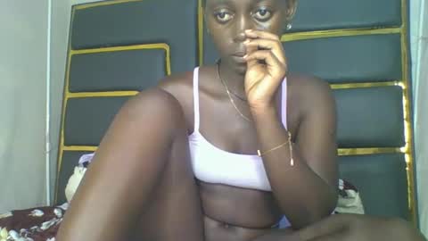 Snapshot of hornybella4 chatting on October 31, 11:17 pm Bella online show from October 31, 11:17 pm