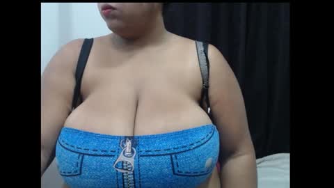 Snapshot of hornyboobs18 chatting on October 19, 6:58 am karen online show from October 19, 6:58 am