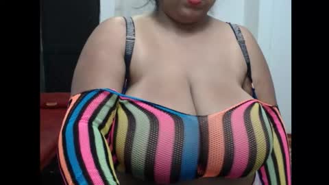 Snapshot of hornyboobs18 chatting on February 23, 1:25 am karen online show from February 23, 1:25 am