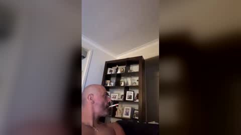 Snapshot of hornyonelooking1 chatting on February 7, 12:53 pm hornyonelooking1 online show from February 7, 12:53 pm