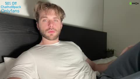 Snapshot of hot8pack01 chatting on December 3, 8:39 pm Edward aka Wolf online show from December 3, 8:39 pm