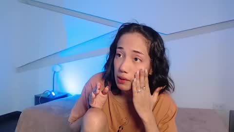 Snapshot of hot_little_bunny chatting on January 7, 9:28 pm Alana online show from January 7, 9:28 pm