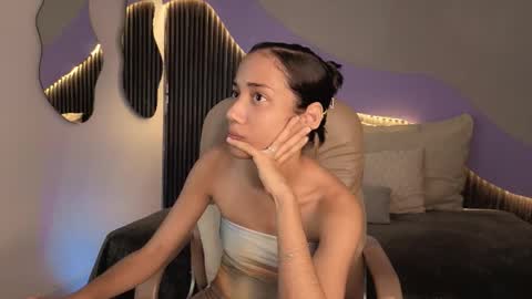 Snapshot of hot_little_bunny chatting on February 19, 9:33 pm Alana online show from February 19, 9:33 pm