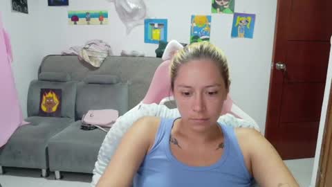 Mia online show from April 7, 8:09 pm