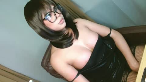 hotasian_ online show from June 12, 5:01 pm
