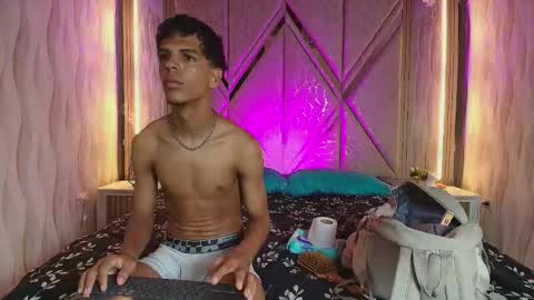 hotcouple_222 online show from January 7, 7:33 am