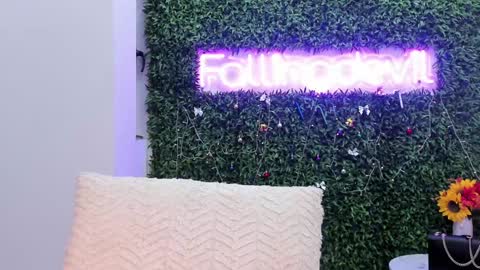 hotfallingdevil online show from December 22, 6:10 am