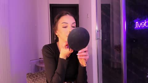 hotfallingdevil online show from March 6, 5:26 am