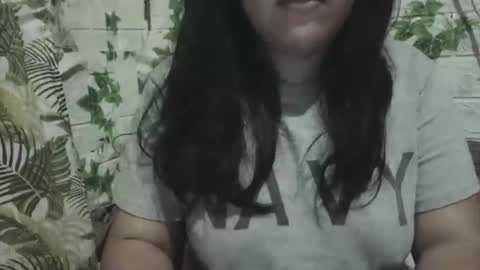 hotiemorenagurl18 online show from May 10, 9:09 pm
