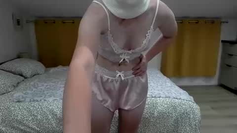hotluna12 online show from June 10, 7:57 pm