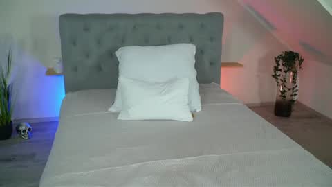 hotmilfbitch online show from June 4, 7:42 pm
