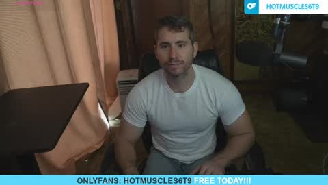 Snapshot of hotmuscles6t9 chatting on April 18, 4:55 pm hotmuscles6t9 online show from April 18, 4:55 pm