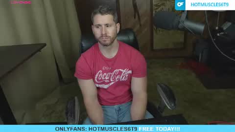 Snapshot of hotmuscles6t9 chatting on June 14, 2:24 am hotmuscles6t9 online show from June 14, 2:24 am