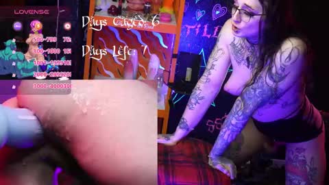 Snapshot of hotpinknymph chatting on December 23, 3:37 am Elora Rainn online show from December 23, 3:37 am