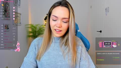 Snapshot of hottease_pvt chatting on December 19, 8:23 am hello Im Eva online show from December 19, 8:23 am