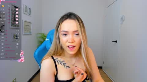 Snapshot of hottease_pvt chatting on December 20, 5:25 am hello Im Eva online show from December 20, 5:25 am