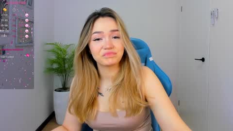 Snapshot of hottease_pvt chatting on January 8, 5:16 am hello Im Eva online show from January 8, 5:16 am